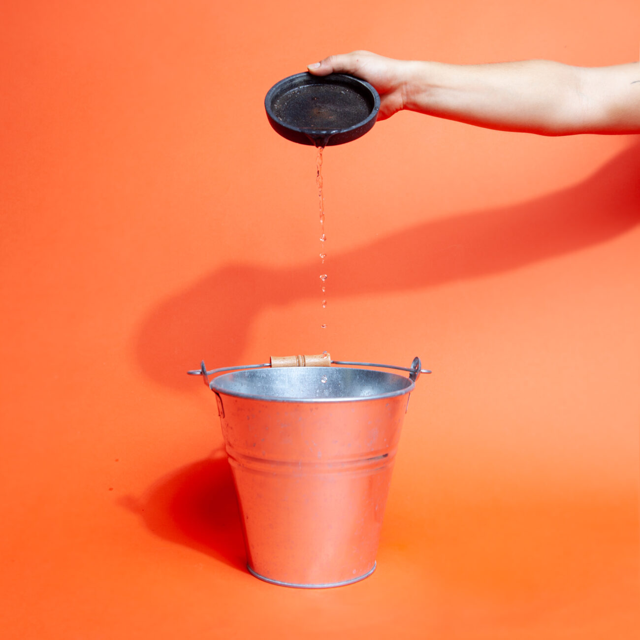 pflanzen-untersetzer-wasser-abgiessen