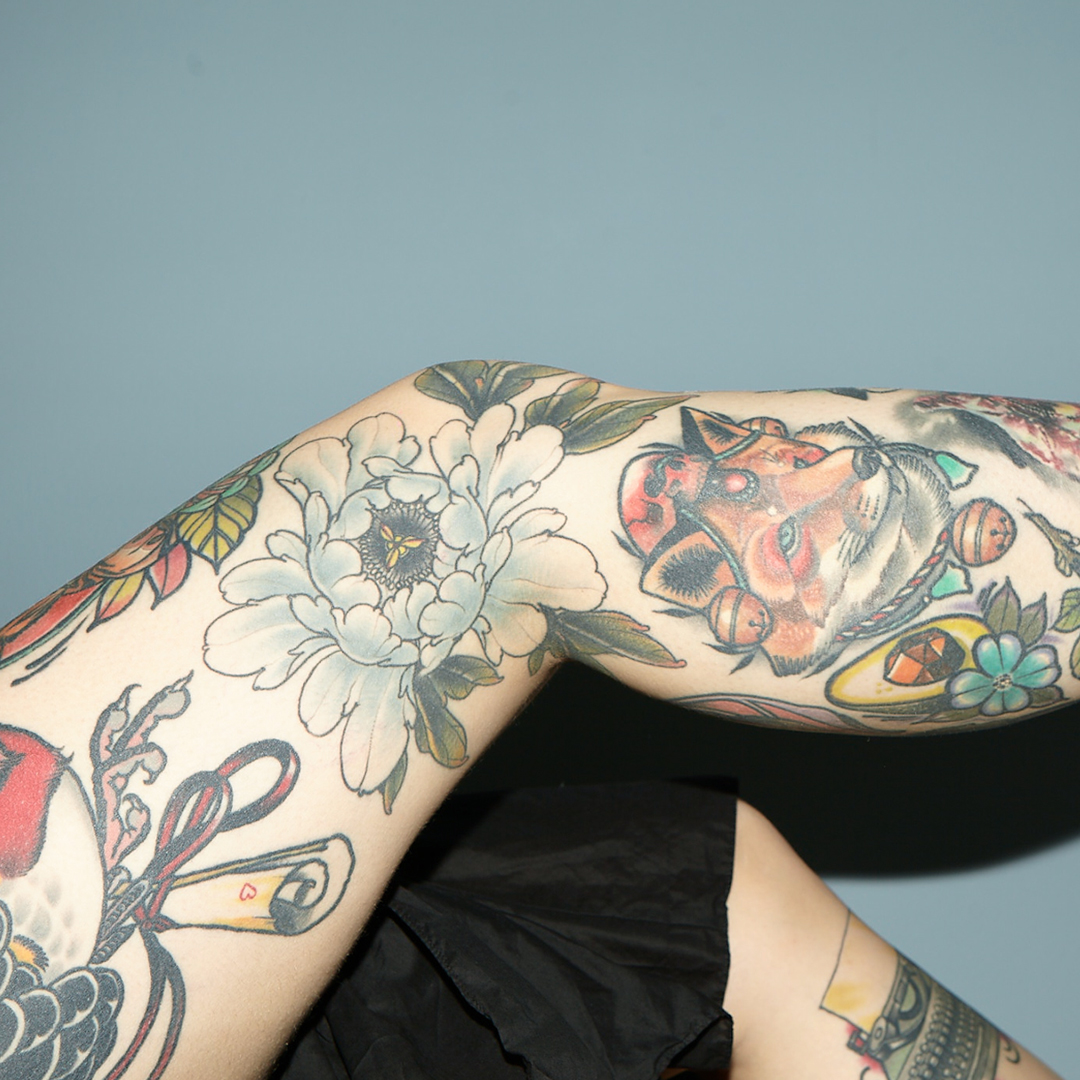 tattoo-blumen-motiv-auf-bein