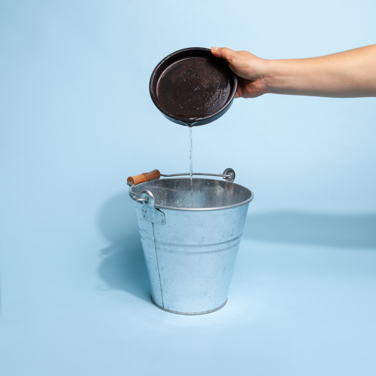 gruenpflanzen-bewaesserung-ueberschuessiges-wasser-wegschuetten