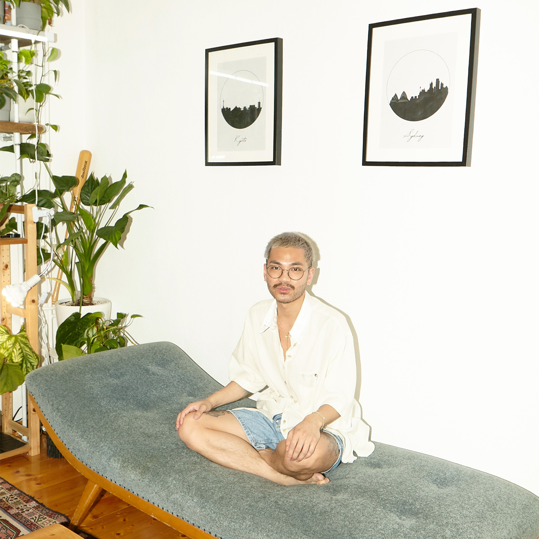 duc-im-schneidersitz-auf-couch