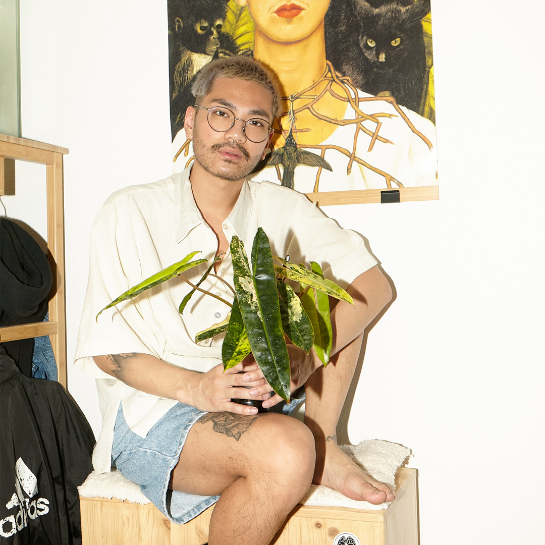 duc-mit-pflanze-vor-frida-kahlo-poster