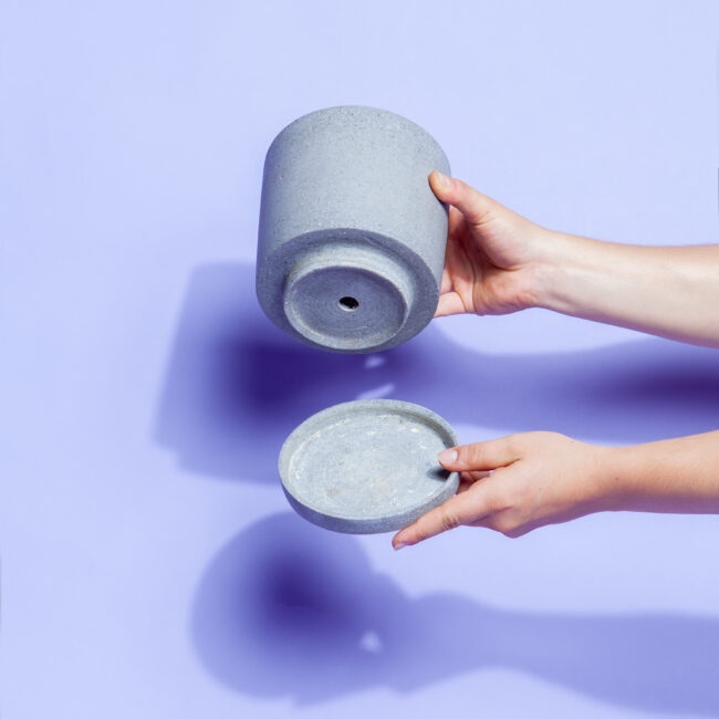 Topf mit Drainageloch und Untersetzer