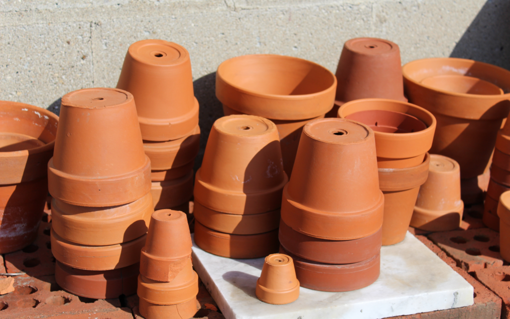Material Sources Pot Cannabis: Choosing the Right Pot Type? - FYTA Magazine